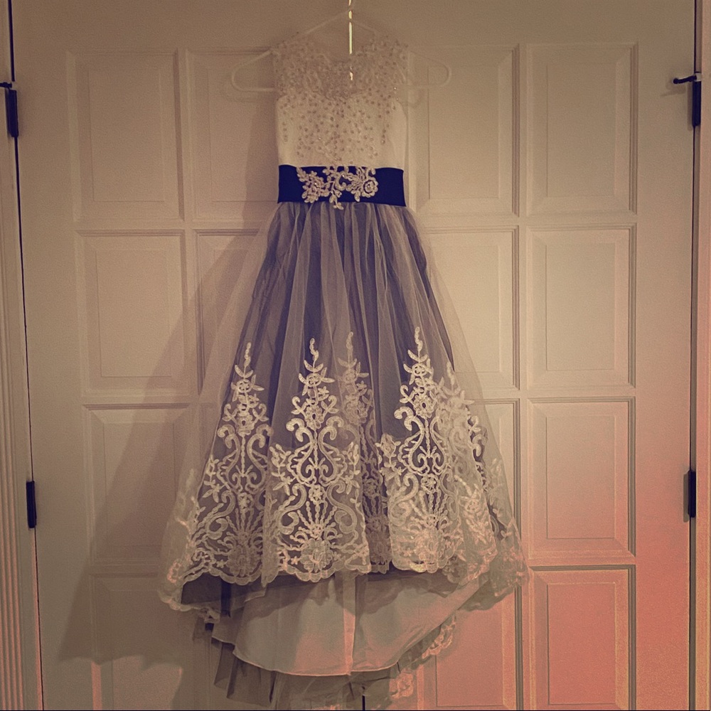 Gorgeous size 6 girls dress! Runs a bit big!